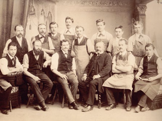 Eine Gruppe Männer posieren für ein Schwarz-Weiß-Foto aus dem Jahre 1888