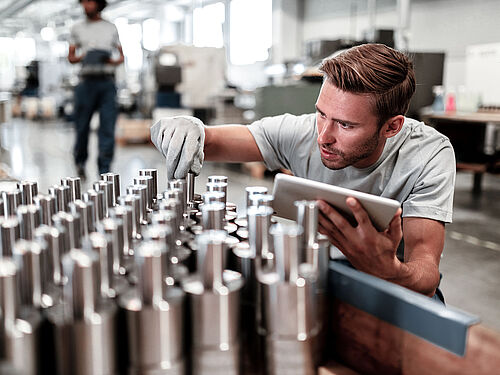 Ein Arbeiter überprüft Metallteile